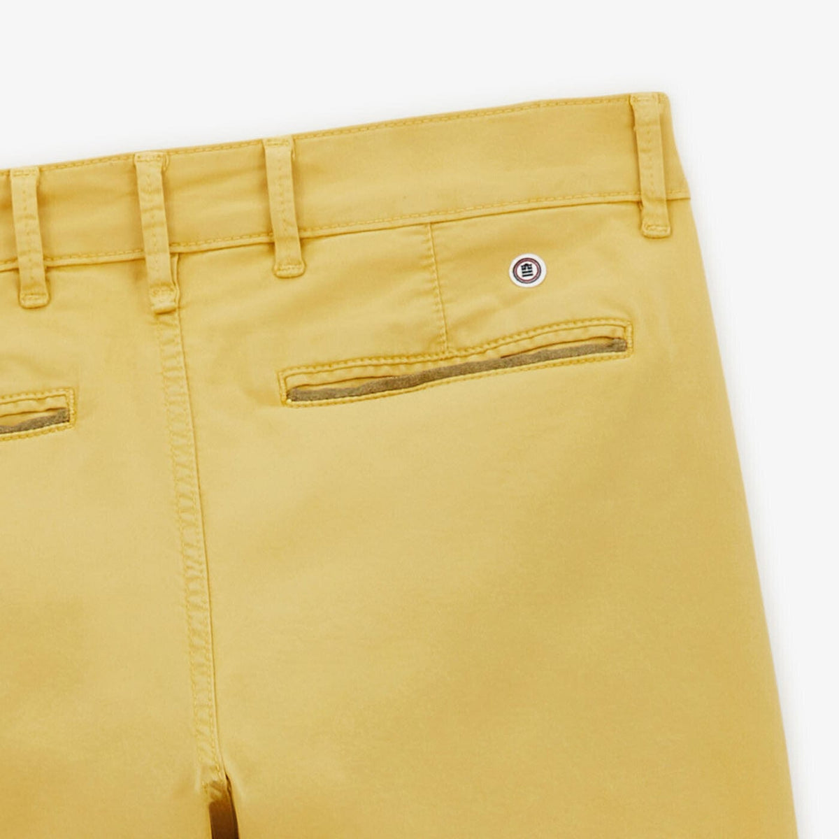 Chino 702 corte cómodo dorado