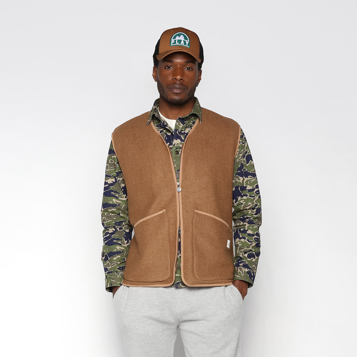 Look SERGE BLANCO Chaleco camisa gorra