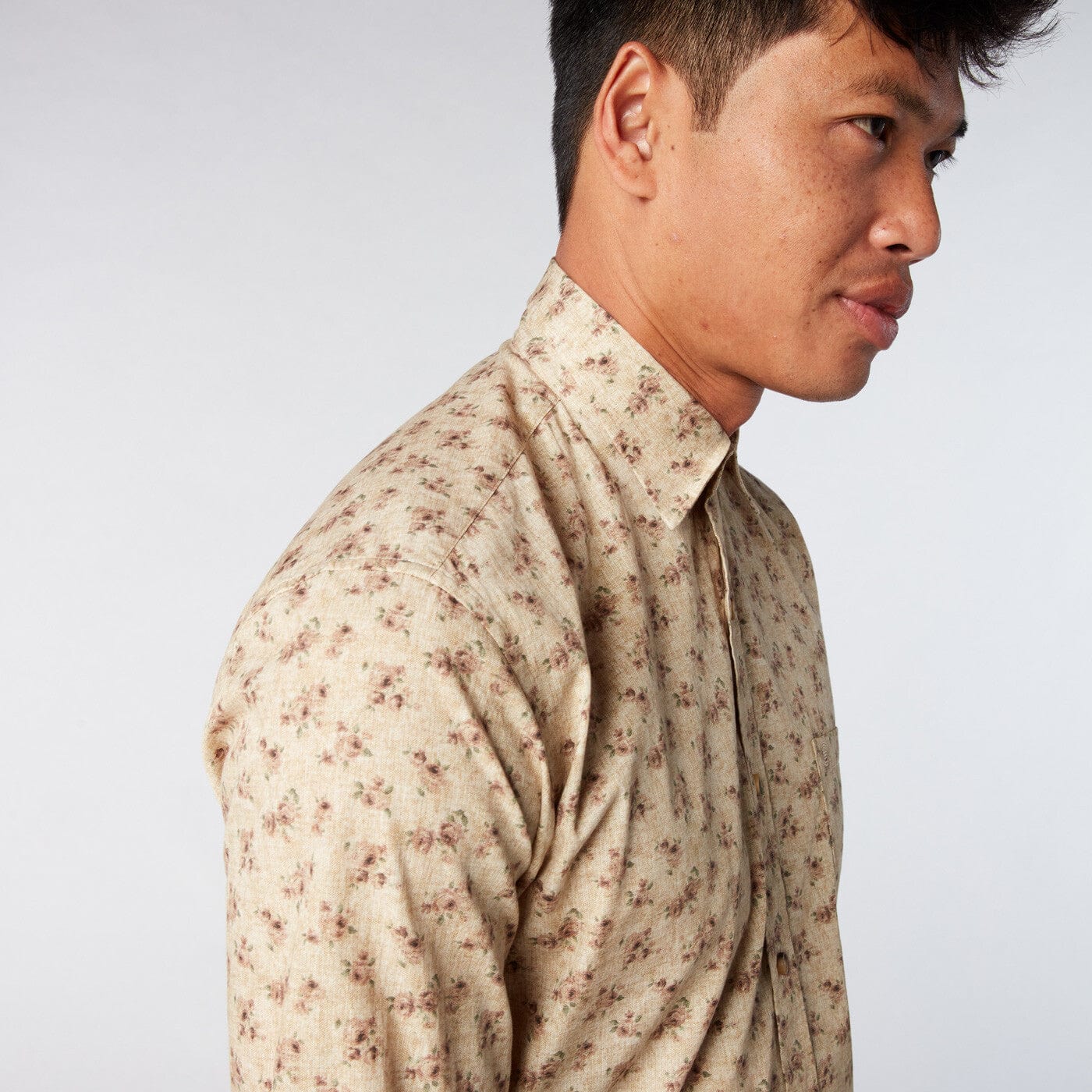 Camisa de hombre estampada con flores vintage amarillas, corte ajustado
