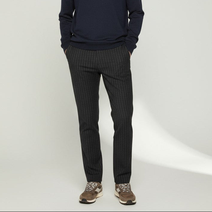 Pantalón 736 gris acero ancho hombre sarga blanco