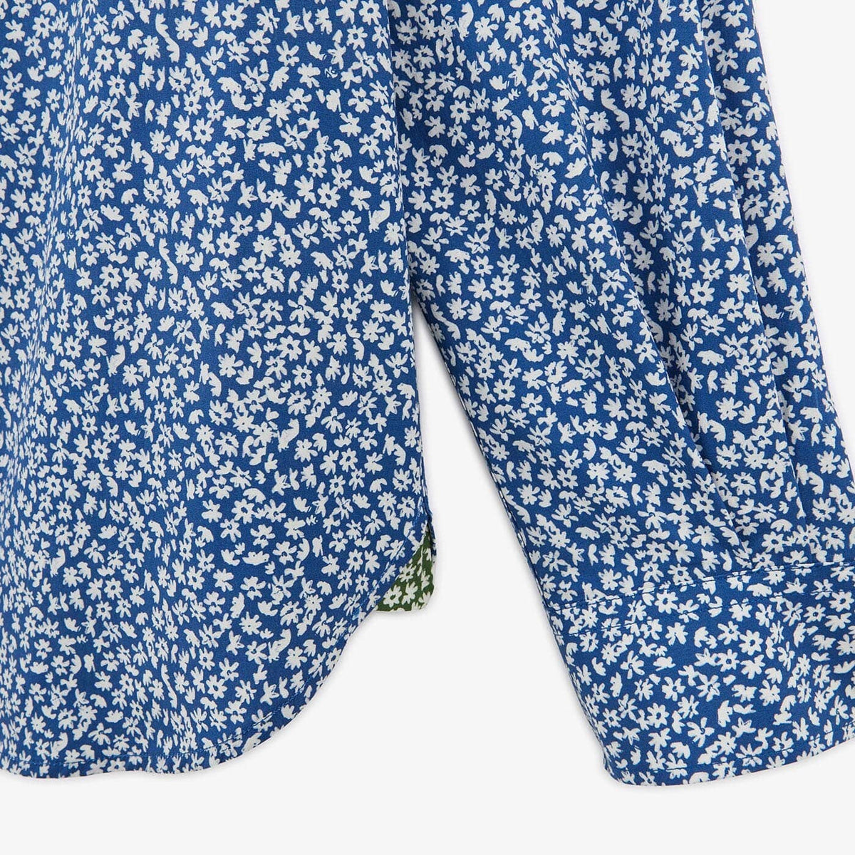 Léine cadáis muinchille fhada le prionta bláthanna gorm aigéin