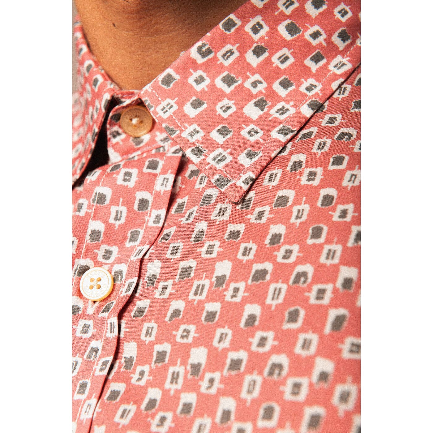 Camicia a maniche lunghe in popeline con stampa contemporanea