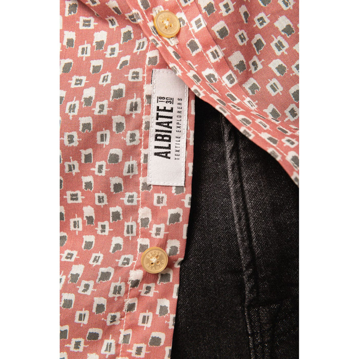 Camicia a maniche lunghe in popeline con stampa contemporanea