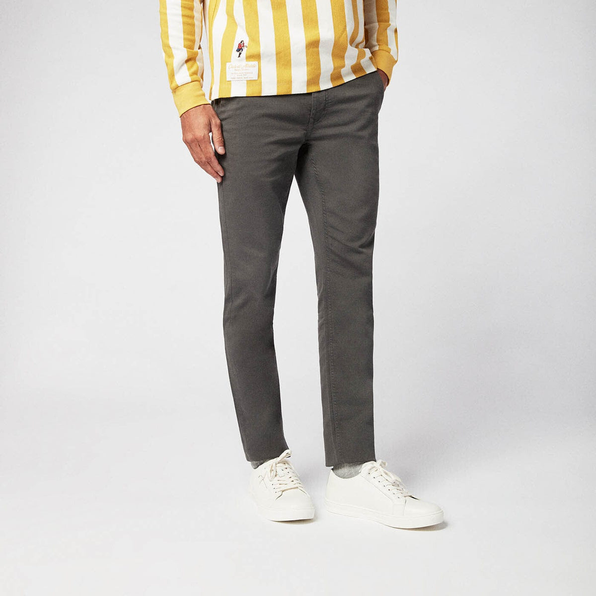 Chino 706 con dettaglio tasca color carbone