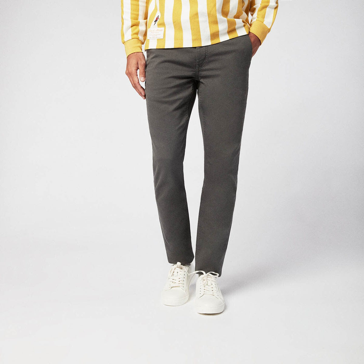 Chino 706 con dettaglio tasca color carbone