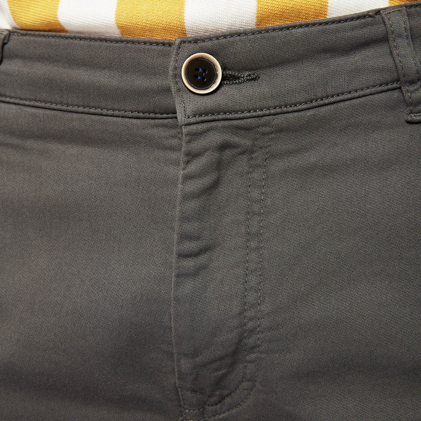 Chino 706 con dettaglio tasca color carbone