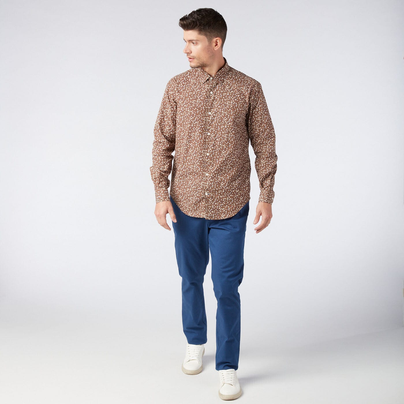 Camicia da uomo con stampa floreale marrone, vestibilità aderente