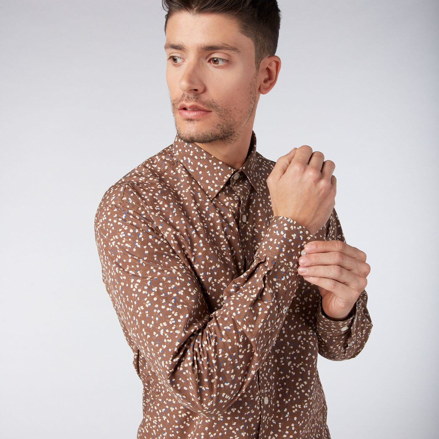 Camicia da uomo con stampa floreale marrone, vestibilità aderente