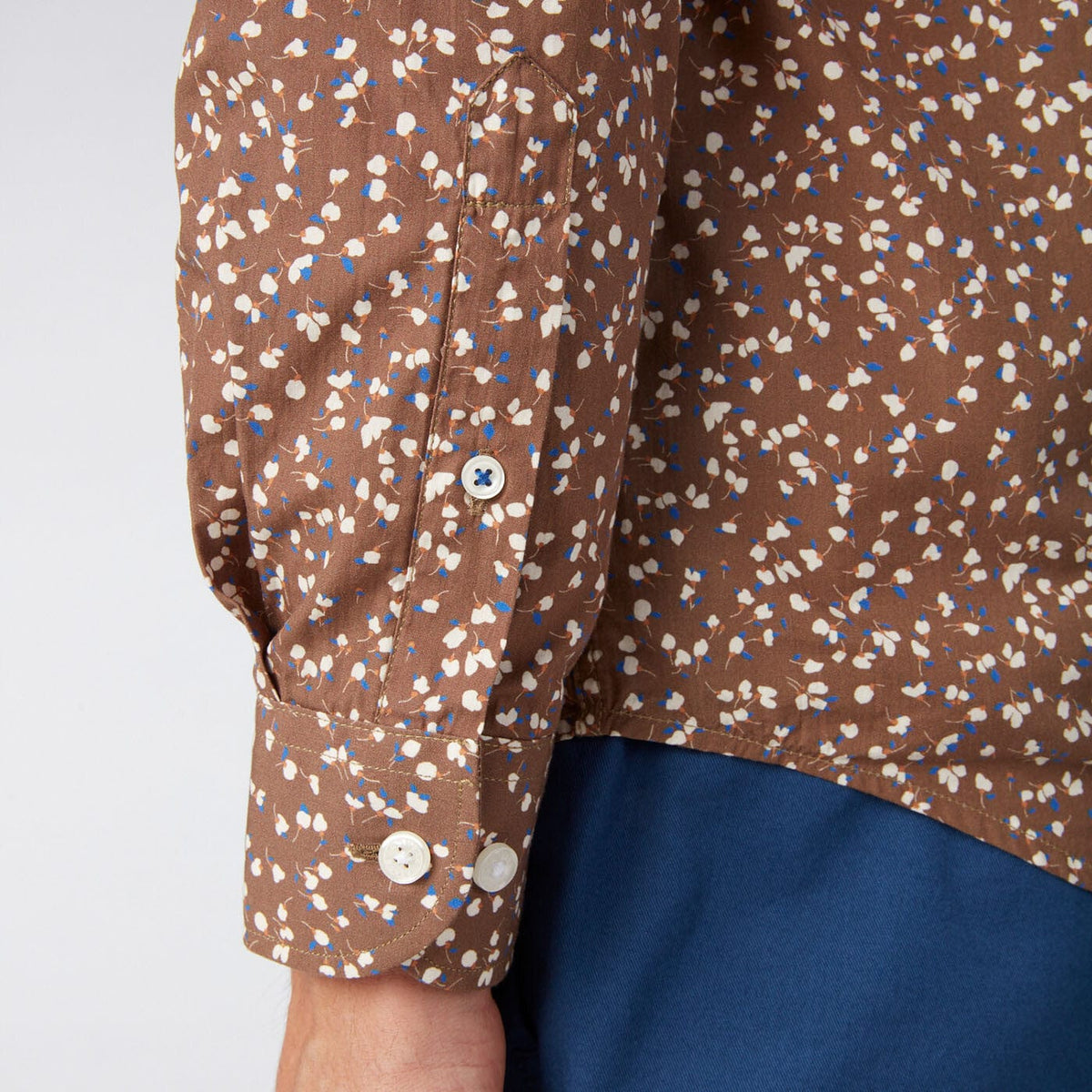 Camicia da uomo con stampa floreale marrone, vestibilità aderente