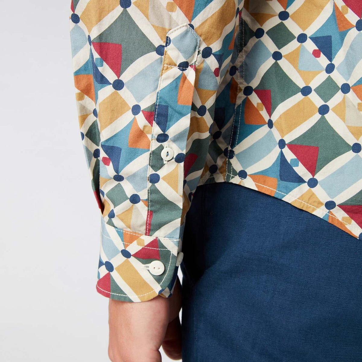 Camicia da uomo con motivi grafici in tessuto italiano, taglio aderente