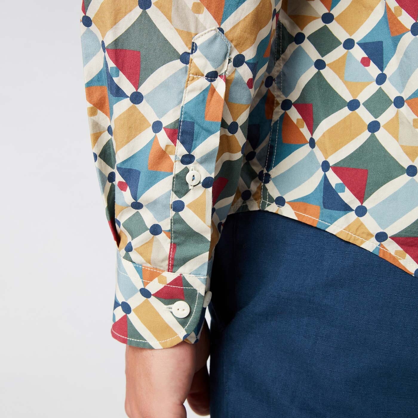 Camicia da uomo con motivi grafici in tessuto italiano, taglio aderente