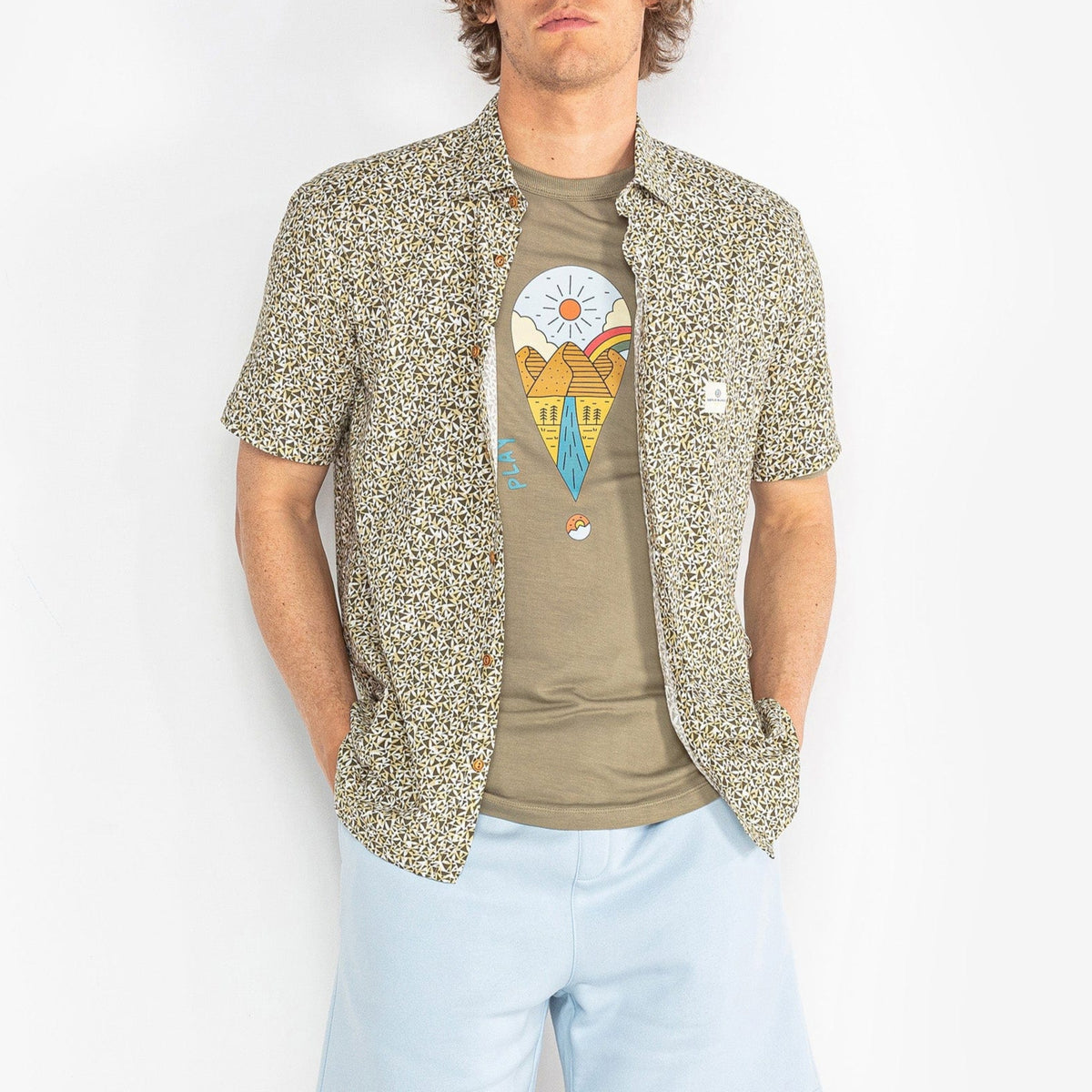 Camicia da uomo a maniche corte con taschino sul petto e motivi verde militare SERGE BLANCO