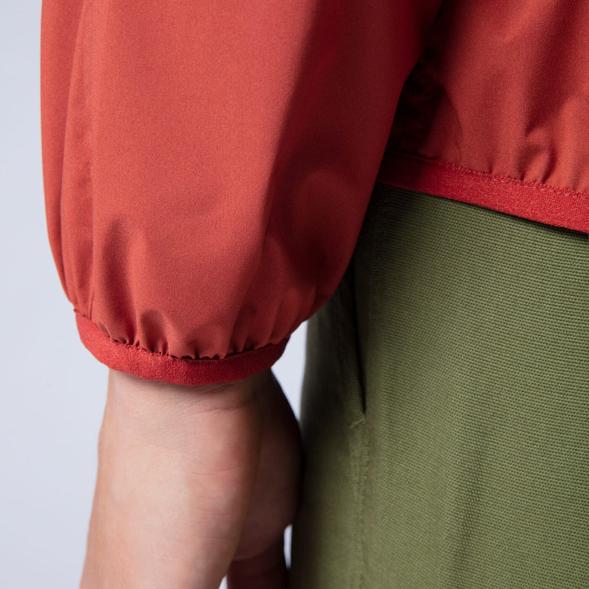 Waterdichte windbreaker van technisch materiaal