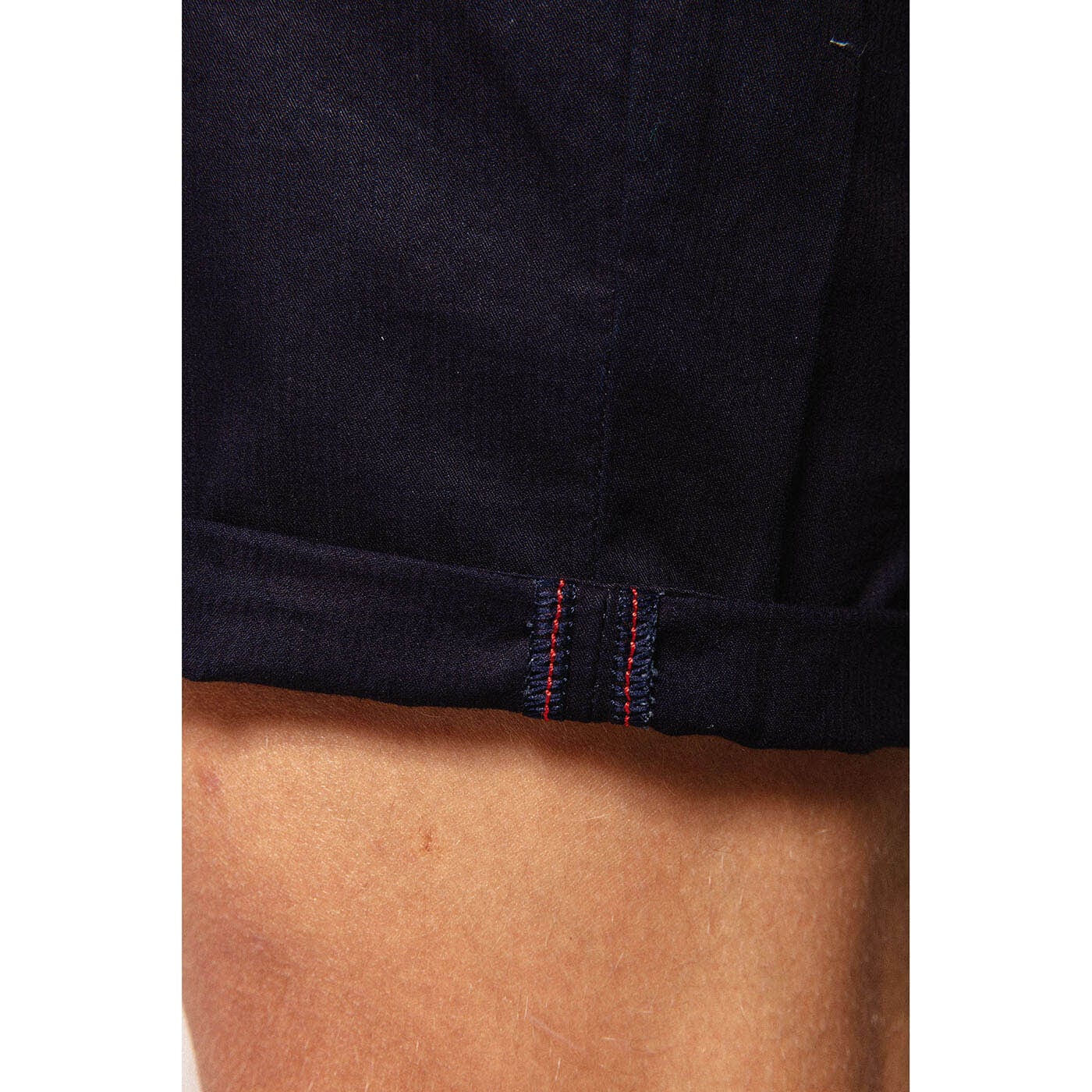 Bermuda Chino Met  Fijne Strepen Ton Sur Ton