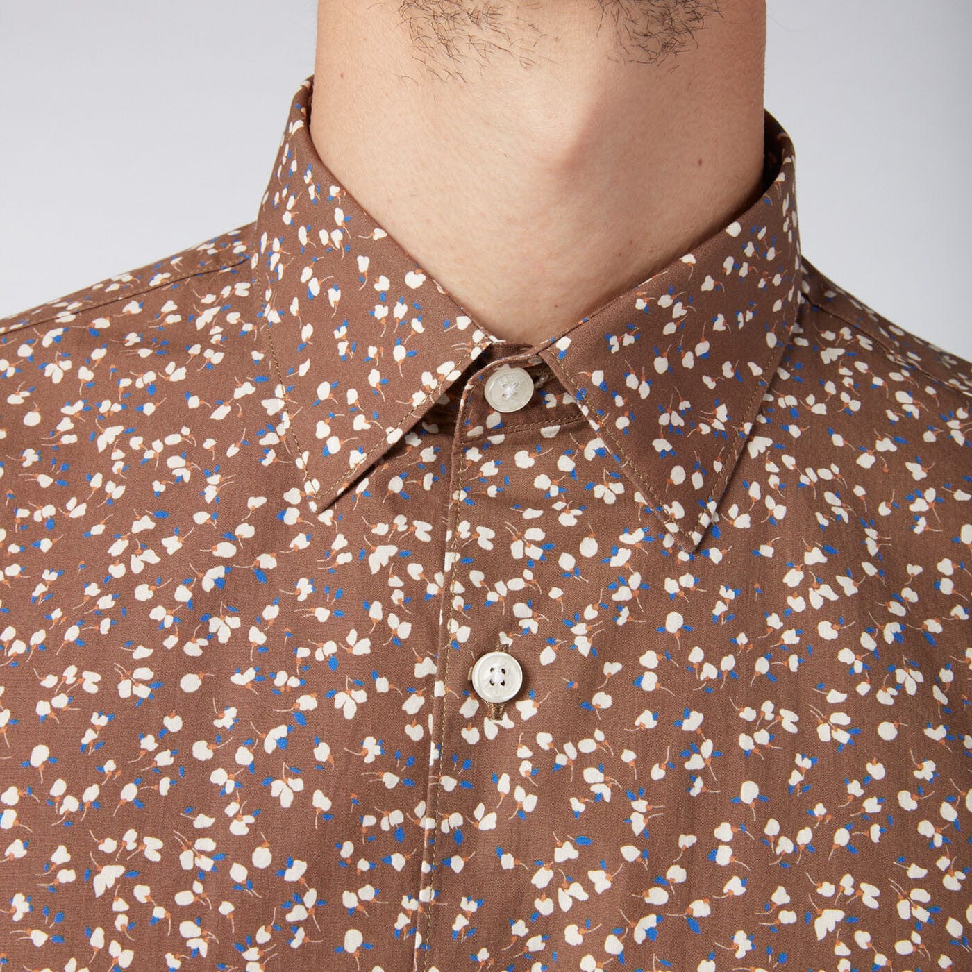 Herenoverhemd met bruine bloemenprint, getailleerd model