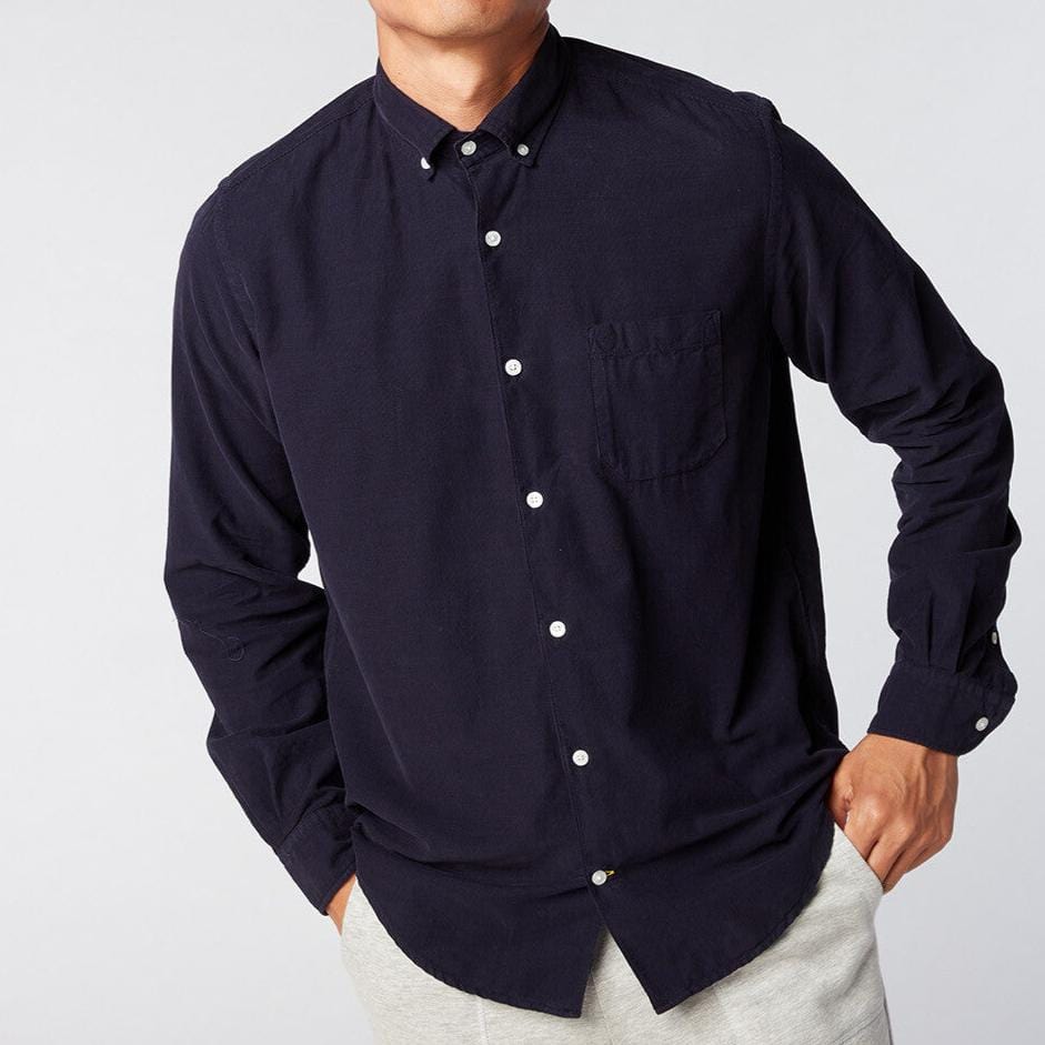 Effen donkerblauw overhemd met lange mouwen