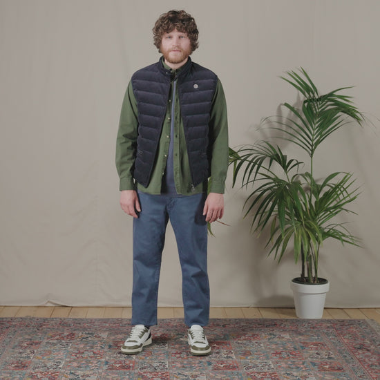 Mouwloze herenjas in marineblauw fluweel van Serge Blanco